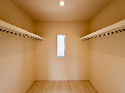 大型のウォークインクローゼットは、衣類から大型荷物までたっぷり収納できます。居室がすっきりと保てるため、日々の生活がより快適で使いやすくなっています。