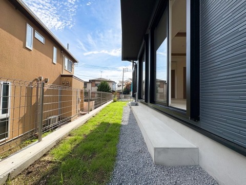 広々とした庭スペースは、お子様が遊ぶ場所や家庭菜園など多目的に活用できます。屋外での時間が豊かになる、戸建てならではの魅力的なスペースです。