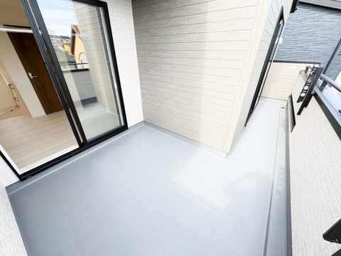 ゆとりある広さのバルコニーは、洗濯物がたっぷり干せるうれしい設備です。屋外の空気を感じながらくつろげるスペースとしても活用でき、生活の幅が広がります。