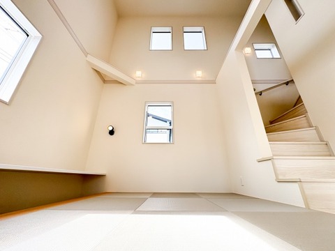 ゆとりある広さの居室は、家具の配置がしやすく使い勝手の良い空間です。採光も良好で、生活スタイルに合わせて自由にレイアウトできます。