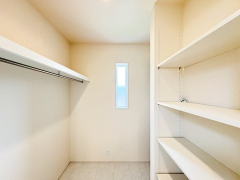 大型のウォークインクローゼットは、衣類から大型荷物までたっぷり収納できます。居室がすっきりと保てるため、日々の生活がより快適で使いやすくなっています。