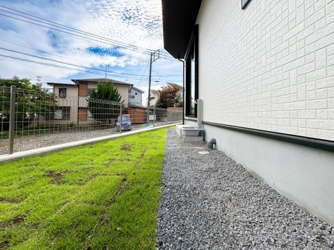広々とした庭スペースは、お子様が遊ぶ場所や家庭菜園など多目的に活用できます。屋外での時間が豊かになる、戸建てならではの魅力的なスペースです。