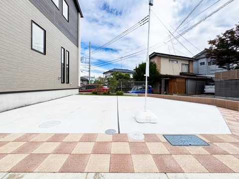 普通車2台が駐車できる敷地設計。ご家族それぞれの車をとめられるちょうど良い駐車スペースは、毎日の利便性を高めるうれしいポイントです。