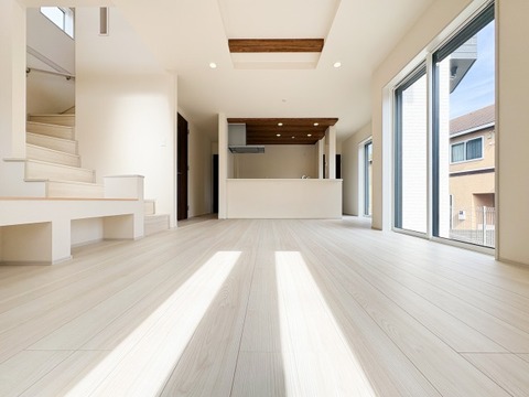 大きな窓を設けた採光重視のリビング。陽光が降り注ぐ明るい空間は、家族が一日中快適に過ごせる居心地の良い場所です。光に満ちた豊かな暮らしをお届けします。