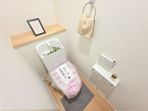 温水洗浄便座付きトイレを採用。毎日快適にお使いいただけるよう機能性にも配慮されています。