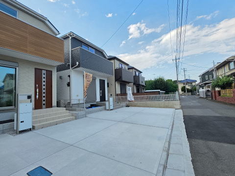カースペースを備えた新築住宅。通勤や送迎、お出かけなど日々のカーライフを快適にサポートしてくれる住まいです。