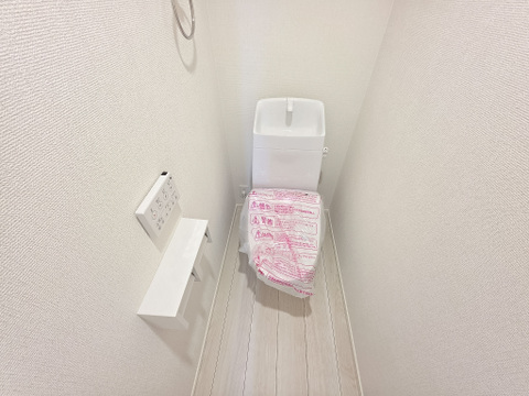 清潔感のあるトイレ空間。使いやすさとお手入れのしやすさを考慮した設備を採用しています。