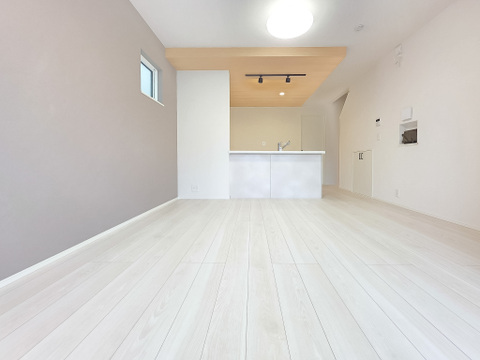 ご家族との団らんや来客時など、多彩なシーンに対応できるゆとりあるLDKとなっています。