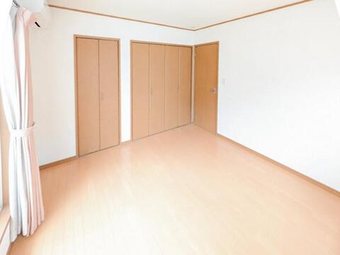 窓から差し込む柔らかな光が心地よい居室は、広さがあり、のびのびとした気分で過ごせます。趣味やリラックスの時間を楽しめる多用途な空間で、心安らぐ毎日が広がります。