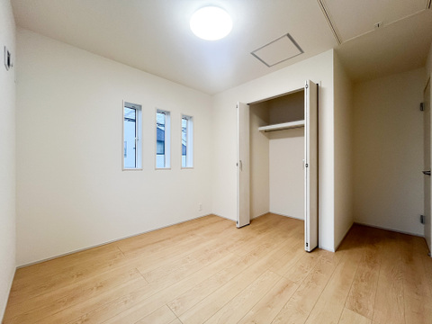 複数設置された窓からは、心地よい採光がお部屋に降り注ぎます。心地の良い空間をお楽しみください。