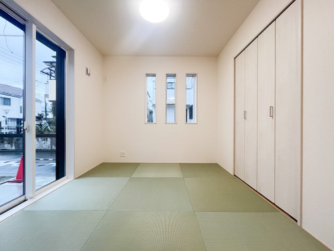 高い天井のゆったりとした空間です。床の間からは和の風情を感じます