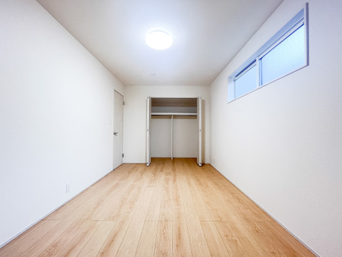 複数設置された窓からは、心地よい採光がお部屋に降り注ぎます。心地の良い空間をお楽しみください。