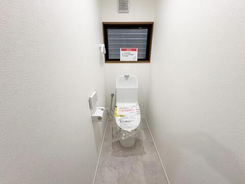 新品交換済みの清潔なトイレは、ご家族みんなが気持ちよく使えるプライベート空間。窓と換気扇でいつも快適です。