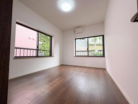 二面窓からの陽光が心地よく差し込む洋室。風通しがよく開放的なお部屋です。