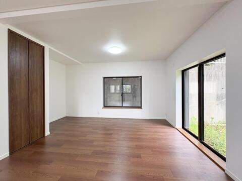 大きな窓から光が降り注ぐ、開放感あふれる空間でリビングと隣接しており、間仕切りで仕切れば独立した洋室に。