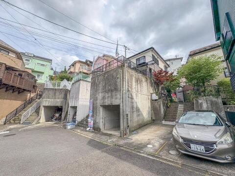 個性豊かな家々が並ぶ、落ち着いた雰囲気の住宅街。駐車スペースがあり、家族での車移動も快適。子育て世代に嬉しい環境です。