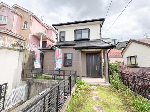 落ち着いた色合いのモダンな外観が印象的。緑豊かな庭と相まって、家族の笑顔が育まれる安らぎの住まいです。日々の暮らしを豊かに彩る、心地よい新生活を始めませんか。