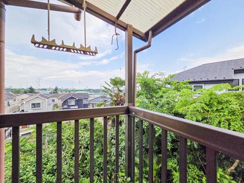 天気の良い日には遠くまで見渡せる眺望が魅力の住まいです。開放感ある景色が日常に彩りを添え、室内からのながめが暮らしをより豊かにします。