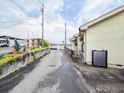 閑静な住宅街に佇む物件で、静かで心安らぐ暮らしが実現します。周囲は穏やかな環境が整っているため、リモートワークやゆっくりとくつろぎたい時も、心地よく過ごせる住まいです。