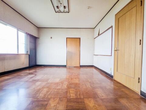 広々とした居室は、たっぷりと日差しが差し込み、ゆったりとしたくつろぎのひとときを楽しめる空間です。清潔感と快適さが保たれており、穏やかで心地よい毎日を支えてくれます。