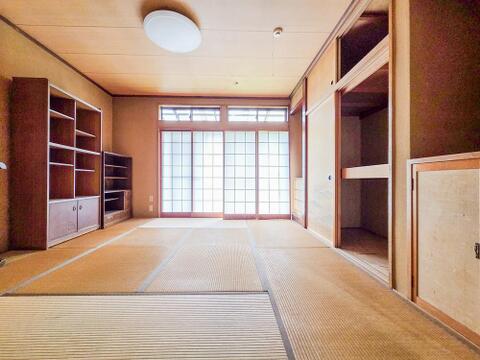 和室は、家族の集まりやおもてなしにもぴったりの空間。畳の温もりと柔らかな雰囲気がリラックスできる時間を提供してくれます。心安らぐ空間で、季節の変化を感じながら、穏やかなひとときを過ごせます。