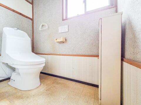 トイレは、シンプルでモダンなデザインが魅力です。広めのスペースでゆったりと使えるため、毎日の生活がより快適に。綺麗だからこその心地よさを感じられる空間です。