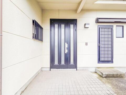 玄関は住まいの第一印象を決める大切なスペース。広さがあるため圧迫感がなく、家族や来客を気持ちよく迎え入れることができます。収納が備わり、整理整頓しやすいのも嬉しいポイントです。