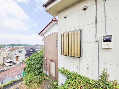 緑豊かな閑静な住宅街を一望できる恵まれた眺望。静かで穏やかな環境が窓の向こうに広がり、日常の疲れを忘れさせてくれる落ち着いた景色が魅力です。