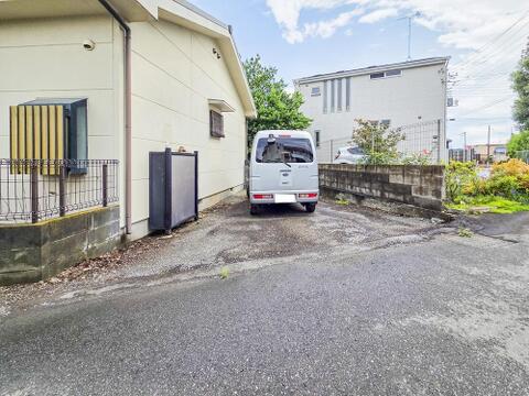 2台分のカースペースが確保されているため、夫婦や家族での複数台所有も安心です。来客時にも余裕を持って対応できるため、住まいの利便性が向上します。快適な暮らしを支える設備です。