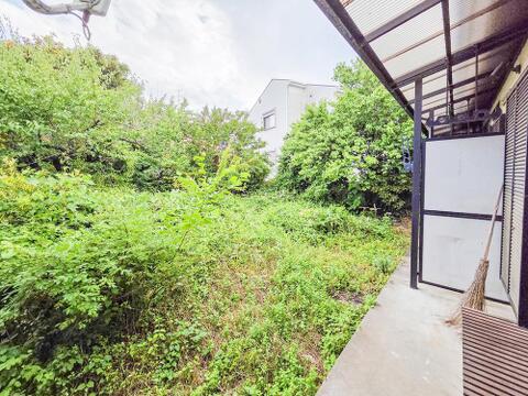 お庭は広さがあり、植物を育てたり、のんびりと過ごす場所としてもおすすめです。自然を身近に感じられる空間で、リラックスできるひとときが過ごせます。毎日の生活が豊かで穏やかなものに。