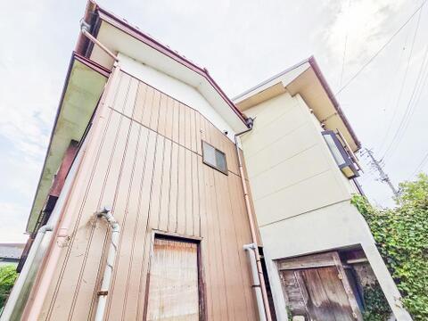 年月を重ねた趣ある佇まいの中古戸建て。落ち着いた外観が周囲の街並みにしっかりと馴染み、長く愛されてきた住まいならではの深みのある風格と安心感があります。