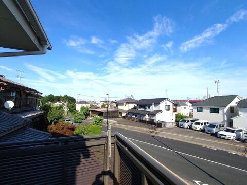 眺望の良いバルコニーからは、開放的な景色が楽しめます。日常の生活にひと息つける屋外スペースとして、住まいの魅力をさらに高めています。