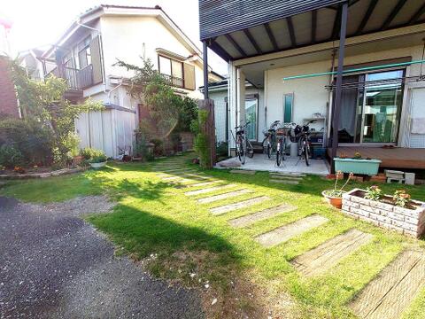 南向きで採光良好な庭は、日当たりに恵まれた外スペースです。洗濯物が乾きやすく、ガーデニングにも適した環境で、屋外の生活が楽しくなります。