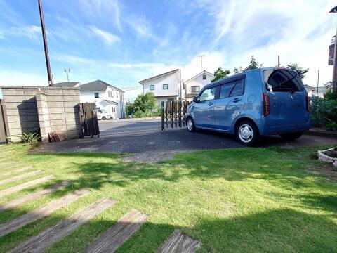 広さがしっかりと確保されたカースペースは、車を持つご家庭にとって嬉しいポイント。荷物の積み下ろしがスムーズで、日常の使い勝手が良く、生活の利便性を高めてくれます。