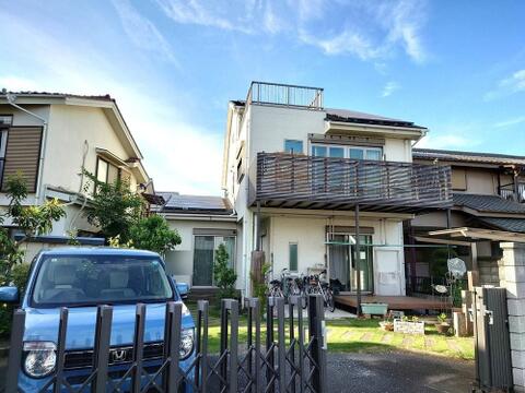 ナチュラルカラーを基調とした優しい雰囲気の外観。木質感を取り入れた温もりある外壁デザインが、家族が帰ってくる場所にふさわしい温かみを丁寧に演出します。