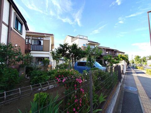 緑豊かな植栽が美しく彩る外観は、四季折々に異なる豊かな表情を見せます。庭のある暮らしが楽しめる戸建てならではの温かみと自然の息吹を感じられる住まいです。