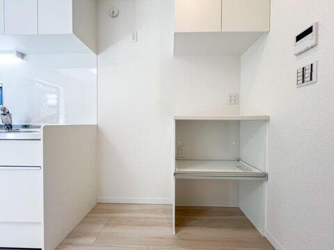 キッチン横には、スライドカウンターとコンセントを完備した専用の家電収納を配置。