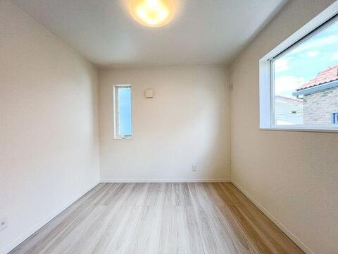 足元から空間を明るく見せる上質なフローリング仕様。凹凸が少ない間取りのため、家具のレイアウトがしやすいのも嬉しいポイントです。