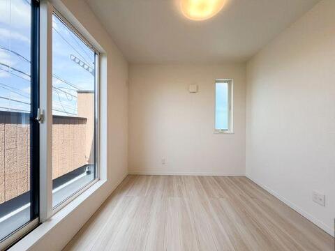 バルコニーに直結する大きな掃き出し窓から、自然光がたっぷり入る明るい一室。
