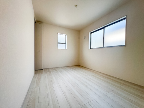 広々な子供部屋は、のびのびと過ごせる空間が魅力です。明るい日差しが差し込み、遊びや勉強に集中できる居心地の良い環境となります。お子さまの成長に合わせたレイアウト変更もしやすく、収納も充実しています。