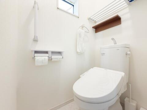 清潔感のあるトイレ空間。窓付きで換気良好です。