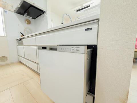 家事を助けるビルトイン食洗機を完備。