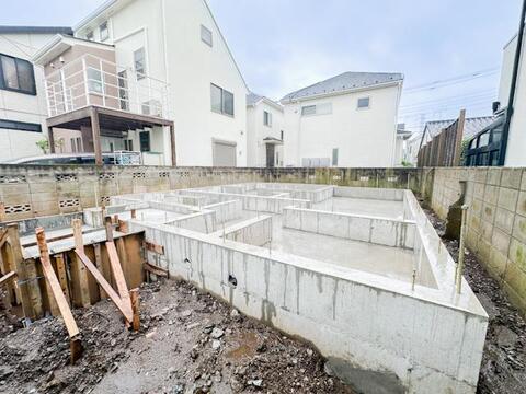 複数棟が並ぶ大型分譲とは異なり、独立感のある全1棟の住まい。新築ならではのきれいな室内と設備で新生活をスタートできます。