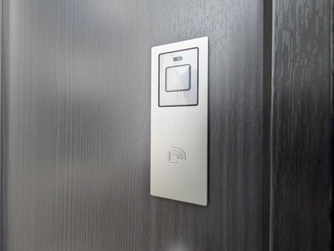 荷物が多い日やお子様を抱っこしている時でも、スムーズに開閉できるスマートキーを採用しています。