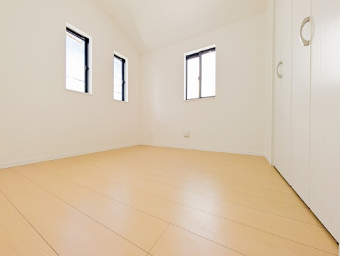 余計な装飾のないシンプルな洋室。寝室としてはもちろん、書斎や趣味の部屋などライフスタイルに合わせて自由にレイアウトを楽します。