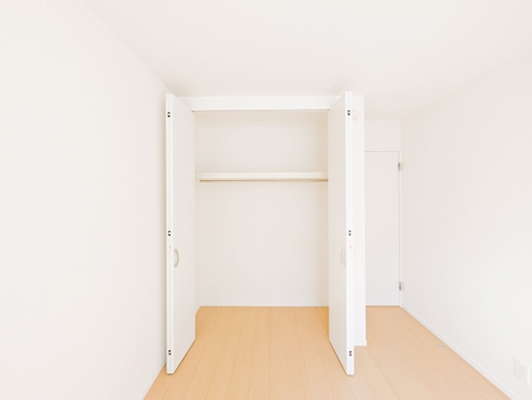 部屋の横幅いっぱいに設けた大型クローゼットで、衣類をすっきり収納。室内を広々と使えます。