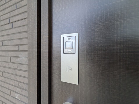 荷物が多い日やお子様を抱っこしている時でも、スムーズに開閉できるスマートキーを採用しています。