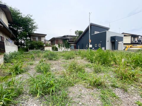 穏やかな空気が流れるロケーション。周囲には新しくスタイリッシュな家々が並び、保育園や小学校も近く子育て世代にぴったりです。静けさと高い利便性が綺麗に調和しています。