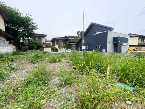 お車の出し入れやベビーカーでの移動もスムーズな、高低差のない平坦な売地です。間口が広く開放的なため、お部屋の奥までしっかり光を採り込める設計が可能。