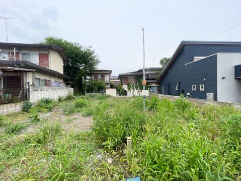 本格的な建築が始まる前のこのタイミングなら、お客様好みのカラーセレクトや間取りの相談が間に合う可能性も。平坦で間口が広く、並列駐車やお庭の計画も立てやすい整形地な敷地。